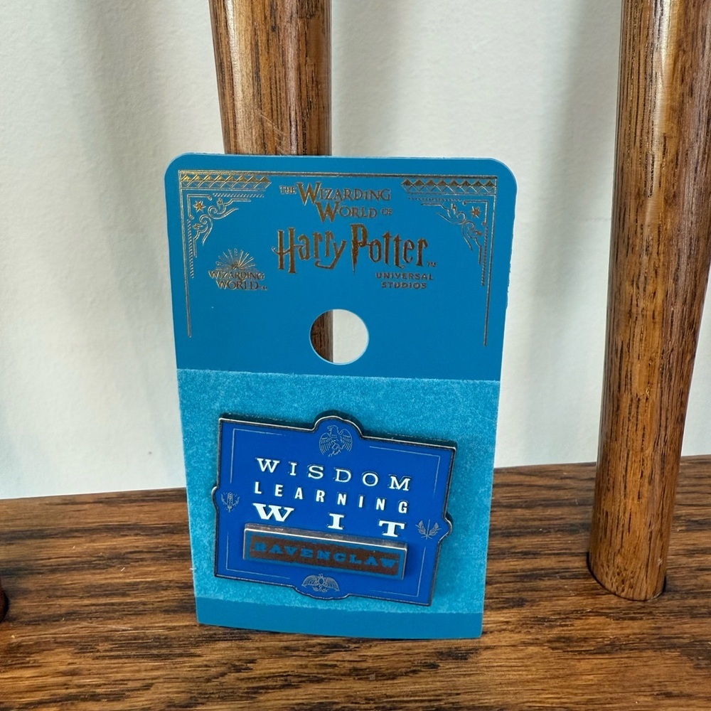Universal Studios Harry Potter Ravenclaw Wisdom Learning Wit Pin BRAND NEW